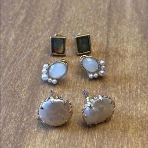 Set of stud earrings